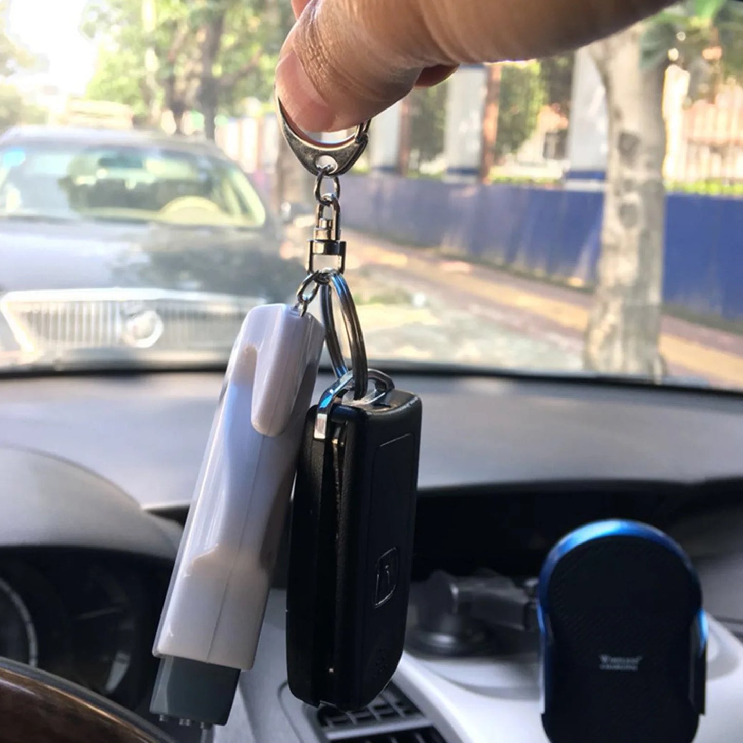 Window-Breaker Seatbelt-Cutter Multi-Tool Car Safety Keychain